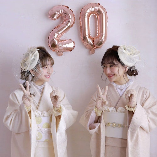 （左）ami：2000年7月27日生まれ 148cm A型
（右）miyu：2000年7月27日生まれ 148cm A型