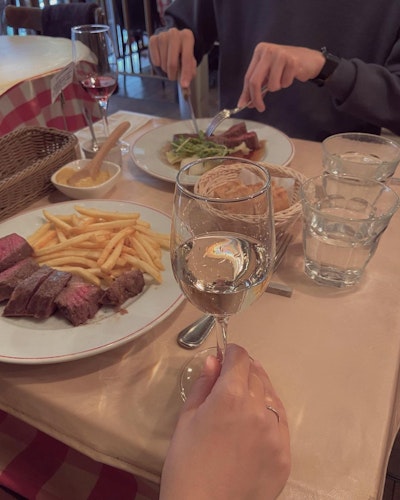 パリのワイン食堂