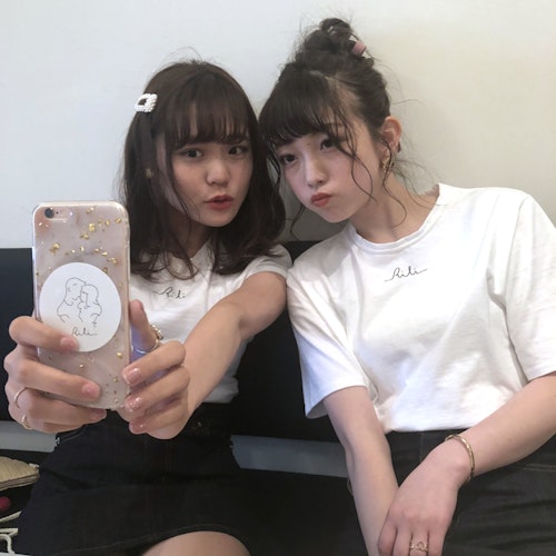 「two of a kind Tee」を買うと、スマホサイズのステッカーも付いてくるよ👏