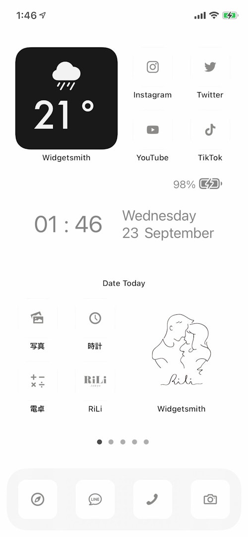 使用アプリ：Widgetsmith、Date Today
真っ白な壁紙に真っ白なウィジェット＆アイコンを置くことで、広々と溶け込んだようなデザインになりました。